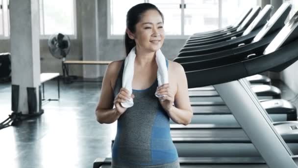 Retrato Mujer Mayor Confianza Gimnasio Pie Junto Una Máquina Correr — Vídeos de Stock