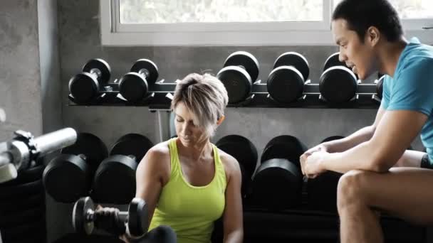 Trainer Het Onderwijzen Van Vrouw Doen Oefening Met Dumbell Biceps — Stockvideo