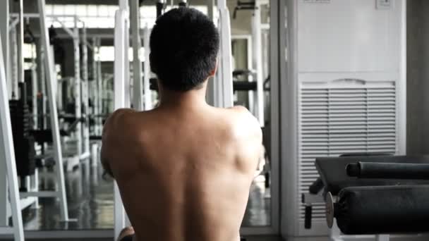 ジムで胸当てを使う若いアジア人男性 フィットネスライフスタイル — ストック動画