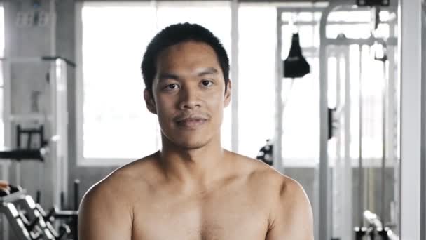 Portret Van Een Zelfverzekerde Jongeman Gym Staand Naast Een Fitness — Stockvideo