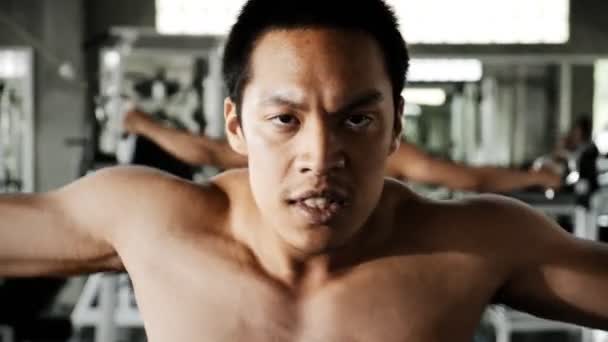 Ung Asiatisk Man Med Hjälp Kabel Träningsmaskin Gymmet Fitness Livsstil — Stockvideo