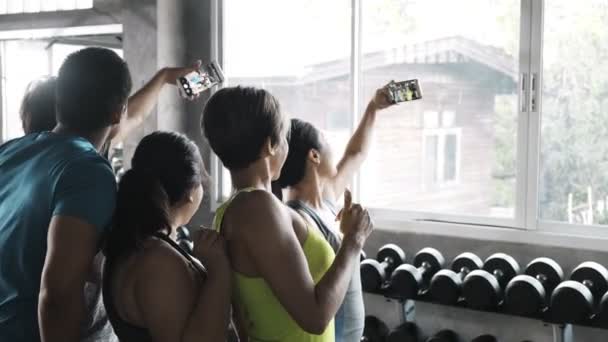 Gente Sta Facendo Selfie Sul Cellulare Palestra — Video Stock
