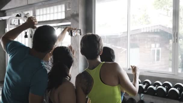 人们在健身房用手机自拍 — 图库视频影像