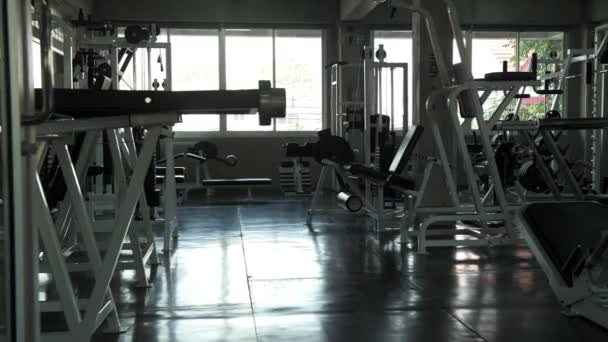 Interior Moderno Gimnasio Con Equipo — Vídeo de stock