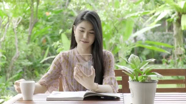 Wanita Asia Yang Cantik Browsing Phtos Dengan Tampilan Kaca Teknologi — Stok Video