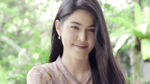Супер Повільний Рух Молодих Красивих Тайських Жінок Посміхаючись Камеру Домашній — стокове відео