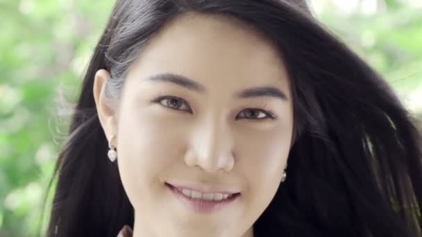 Super Zeitlupe Junge Schöne Asiatische Frau Lächelt Die Kamera Mit — Stockvideo