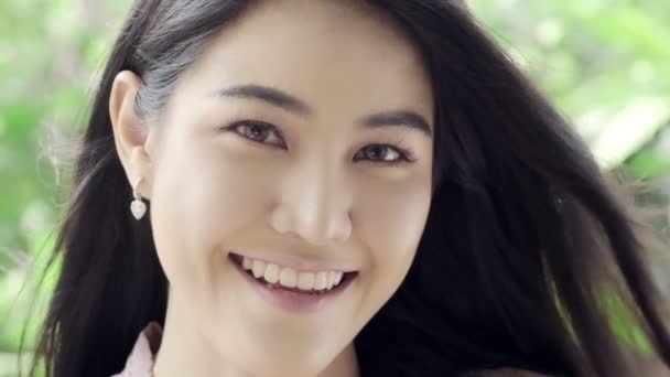 Super Cámara Lenta Joven Hermosa Mujer Asiática Sonrisa Cámara Con — Vídeo de stock