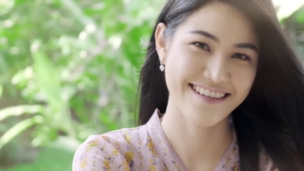 Super Cámara Lenta Generación Milenaria Mujer Asiática Sonrisa Retrato Cámara — Vídeos de Stock