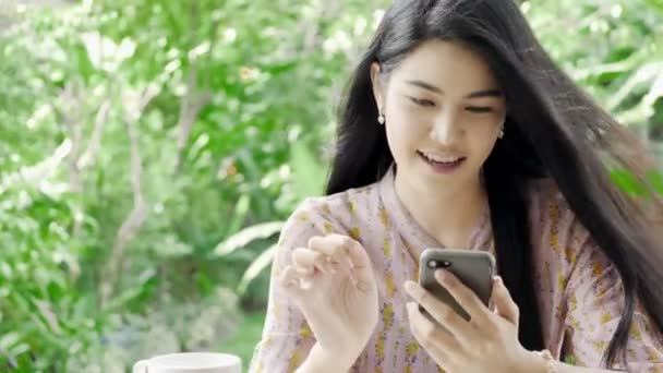 Wanita Asia Cantik Muda Mengetik Telepon Dengan Senyum Kebun Rumahnya — Stok Video