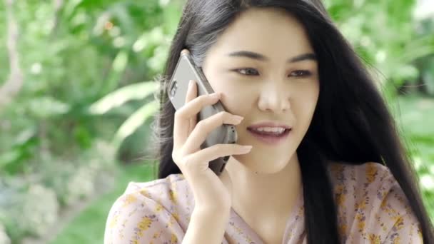 Super Slow Motion Millennial Generation Asian Woman Talking Phone Her — Vídeo de Stock