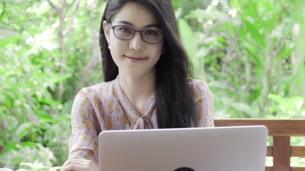 Super Slow Motion Young Beautiful Asian Woman Looking Câmera Laptop — Vídeo de Stock