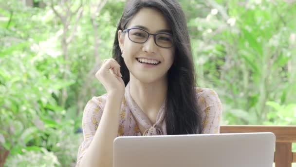 Super Slow Motion Young Beautiful Asian Woman Looking Câmera Laptop — Vídeo de Stock