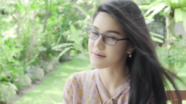 Super Cámara Lenta Joven Hermosa Mujer Asiática Con Gafas Mirando — Vídeos de Stock