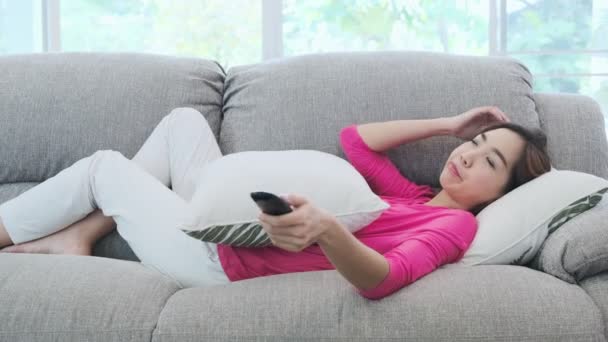 Young Attractive Asian Woman Laying Couch Home Watching Looks Bored — ストック動画