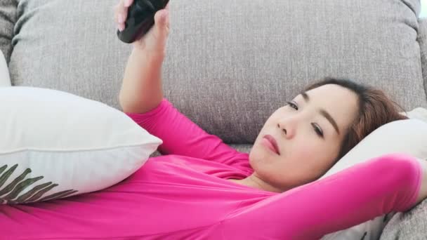 Young Attractive Asian Woman Laying Couch Home Watching Killing Time — ストック動画