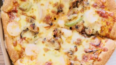 Tabakta pizza. Üst görünüm, doğal aydınlatma.