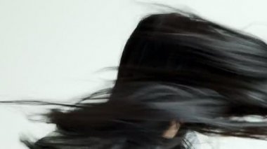 Genç güzel asyalı kadının yavaş hareketi başını hızlı döndürüyor. Güzel saç konsepti.