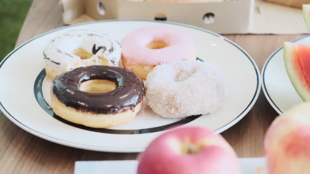 Doughnuts Plaat Bovenaanzicht Natuurlijke Verlichting — Stockvideo