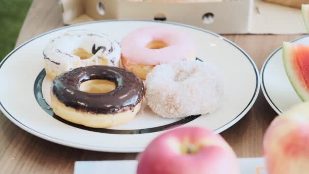 Pączki Talerzu Widok Góry Naturalne Oświetlenie — Wideo stockowe