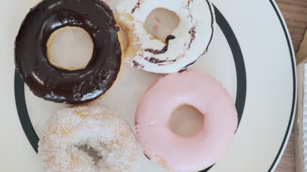 Donuts Auf Teller Draufsicht Natürliches Licht — Stockvideo