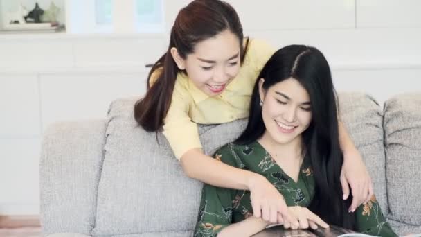 Young Beautiful Asian Woman Reading Book Couch Talking Her Mother — ストック動画