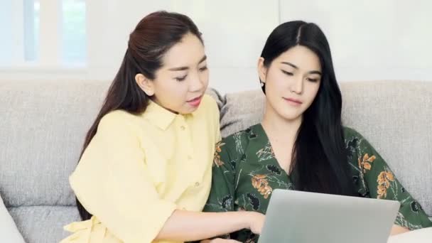 Ung Vacker Asiatisk Kvinna Surfar Internet Laptop Med Sin Mamma — Stockvideo