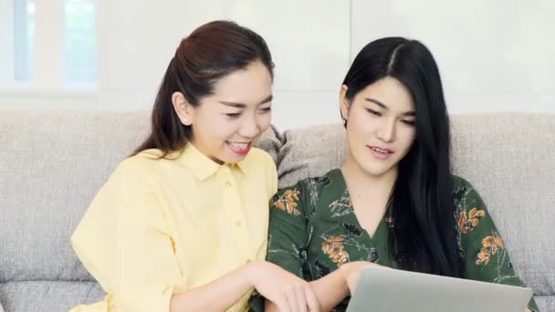 Young Beautiful Asian Woman Using Laptop Her Mother Couch Laughing — Stock Video