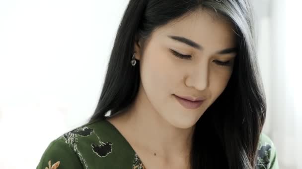 Joven Hermosa Mujer Asiática Navegando Teléfono Sentado Una Cama Dormitorio — Vídeo de stock