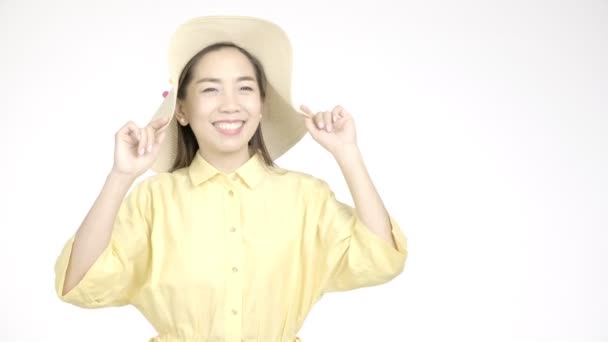 白い背景のカメラに笑顔夏の帽子を持つ若い美しいアジアの女性 休日のライフスタイルのコンセプト — ストック動画