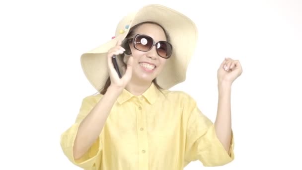 白い背景を持つカメラに彼女の携帯電話で歌う夏の帽子を持つ若い美しいアジアの女性のスローモーション ホリデーライフスタイルコンセプト — ストック動画