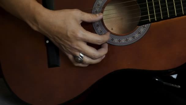 Zeitlupe Eines Asiatischen Mannes Der Gitarre Spielt Nahaufnahme — Stockvideo