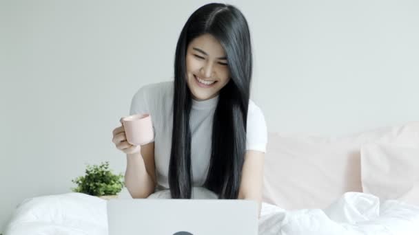 Genç Güzel Asyalı Bir Kadın Dizüstü Bilgisayar Kullanarak Elinde Kahve — Stok video