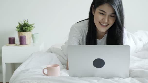 Junge Schöne Asiatische Frau Bett Liegend Und Mit Laptop Nahaufnahme — Stockvideo