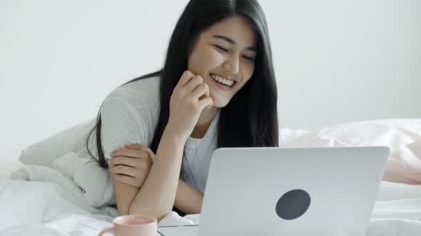 Genç Güzel Asyalı Bir Kadın Yatakta Yatıp Arkadaşlarıyla Internette Sohbet — Stok video