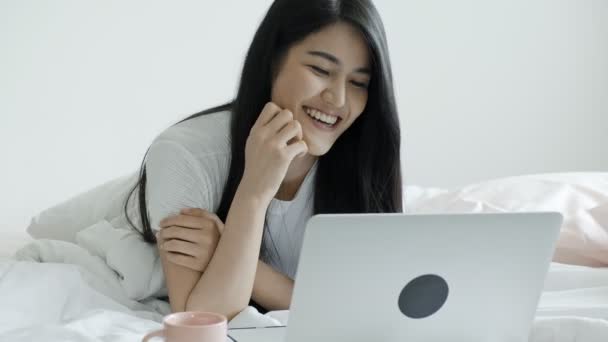 Jovem Bela Mulher Asiática Deitada Cama Conversando Com Amigos Line — Vídeo de Stock