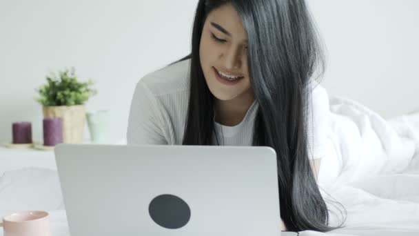 Jovem Bela Mulher Asiática Deitada Cama Trabalhando Laptop Close Shot — Vídeo de Stock