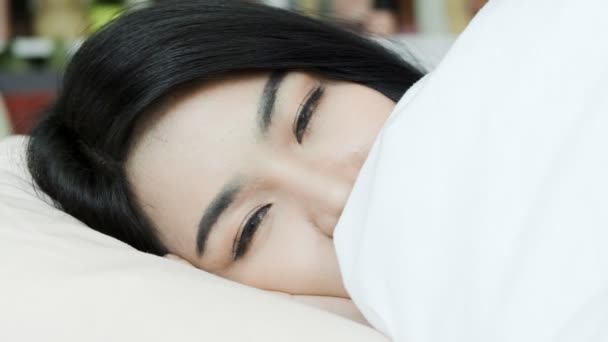 Battaniye Ile Gözlerini Açmak Gibi Yatakta Güzel Asyalı Kadın Yüz — Stok video