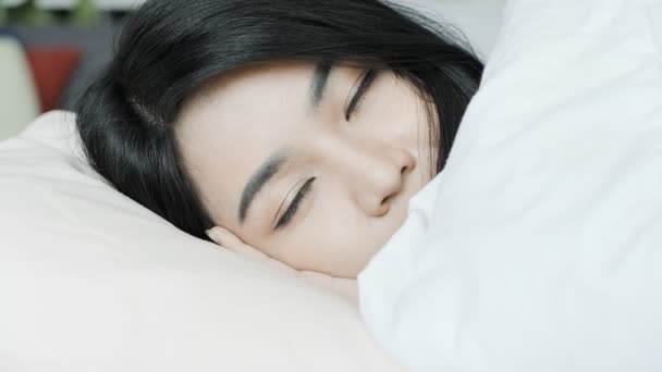 Πορτραίτο Της Όμορφης Ασίας Γυναίκα Πρόσωπο Στο Κρεβάτι Καθώς Ξύπνησε — Αρχείο Βίντεο