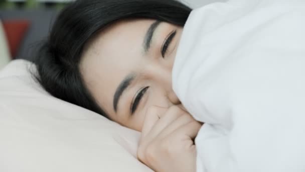 Genç Güzel Asyalı Kadın Yatakta Uzanıyor Kameraya Öpücük Yolluyor Yakın — Stok video