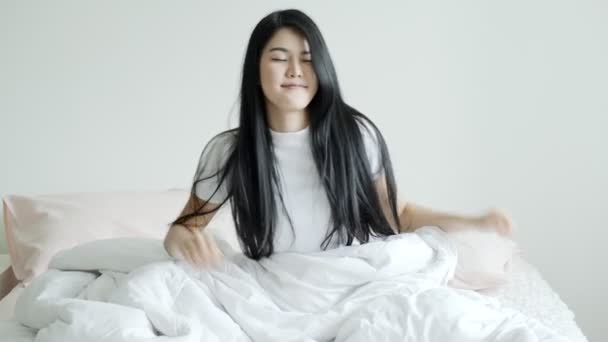 Ung Vacker Asiatisk Kvinna Vaknade Sängen Och Sträcker Sig Full — Stockvideo