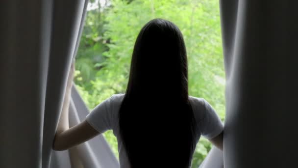 Lambat Gerak Muda Indah Perempuan Asia Membuka Tirai Kamar Tidur — Stok Video