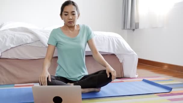 寝室のラップトップを使用してヨガを学ぶ準備をしている若い美しいアジアの女性 インターネットの概念からの自己学習 — ストック動画