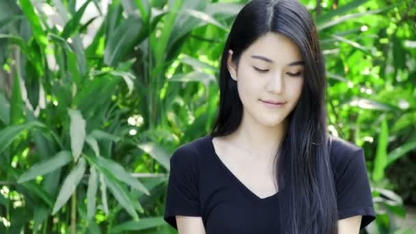 Молодая Красивая Азиатка Поднимает Небольшой Вес Саду Концепция — стоковое видео
