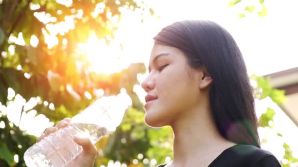 庭で水を飲む若い美しいアジアの女性のスローモーション スポーツコンセプト — ストック動画