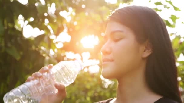 Movimiento Lento Joven Hermosa Mujer Asiática Sosteniendo Botella Agua Bebiéndola — Vídeos de Stock