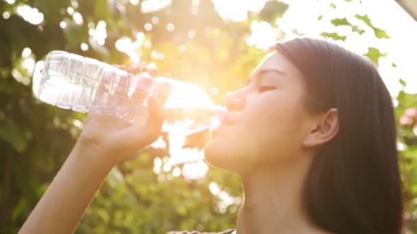 Cámara Lenta Joven Hermosa Mujer Asiática Beber Agua Jardín Puesta — Vídeos de Stock