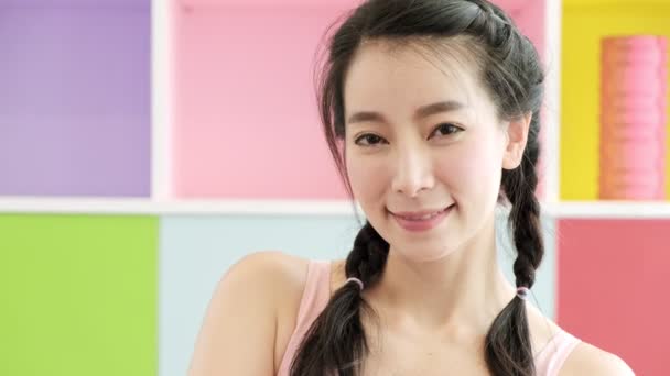 Vacker Asiatisk Kvinna Porträtt Sport Outfit Med Färgglada Bakgrund Personlig — Stockvideo