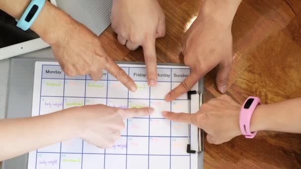 Grupo Personas Señalando Con Dedo Calendario Para Establecer Una Fecha — Vídeos de Stock