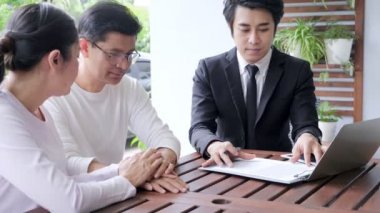 Asya Kıdemli çift mali danışman ile oturuyor. Danışman onları rahatlatıyor. Emeklilik hazırlık konsepti.